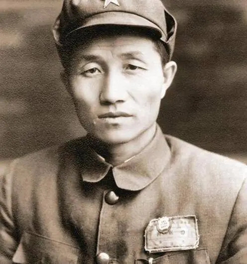 当初周总理把程子华同志派到红25军，原本是让当个参谋长，他是个空降干部，可是程子