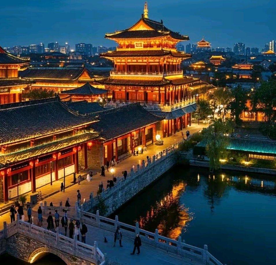 地缘是王朝的底色，洛阳的四战之地、关中的易守难攻，确实框定了政权的防御成本。但你