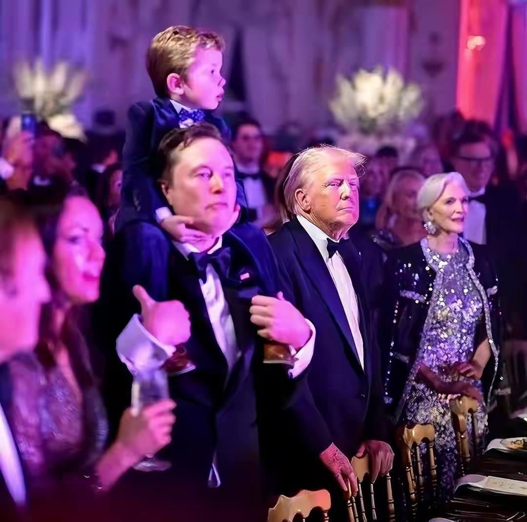 儿子有本事，母亲就金贵。看马斯克母亲，坐在一堆美女之间，她散发出来的气场最高贵。