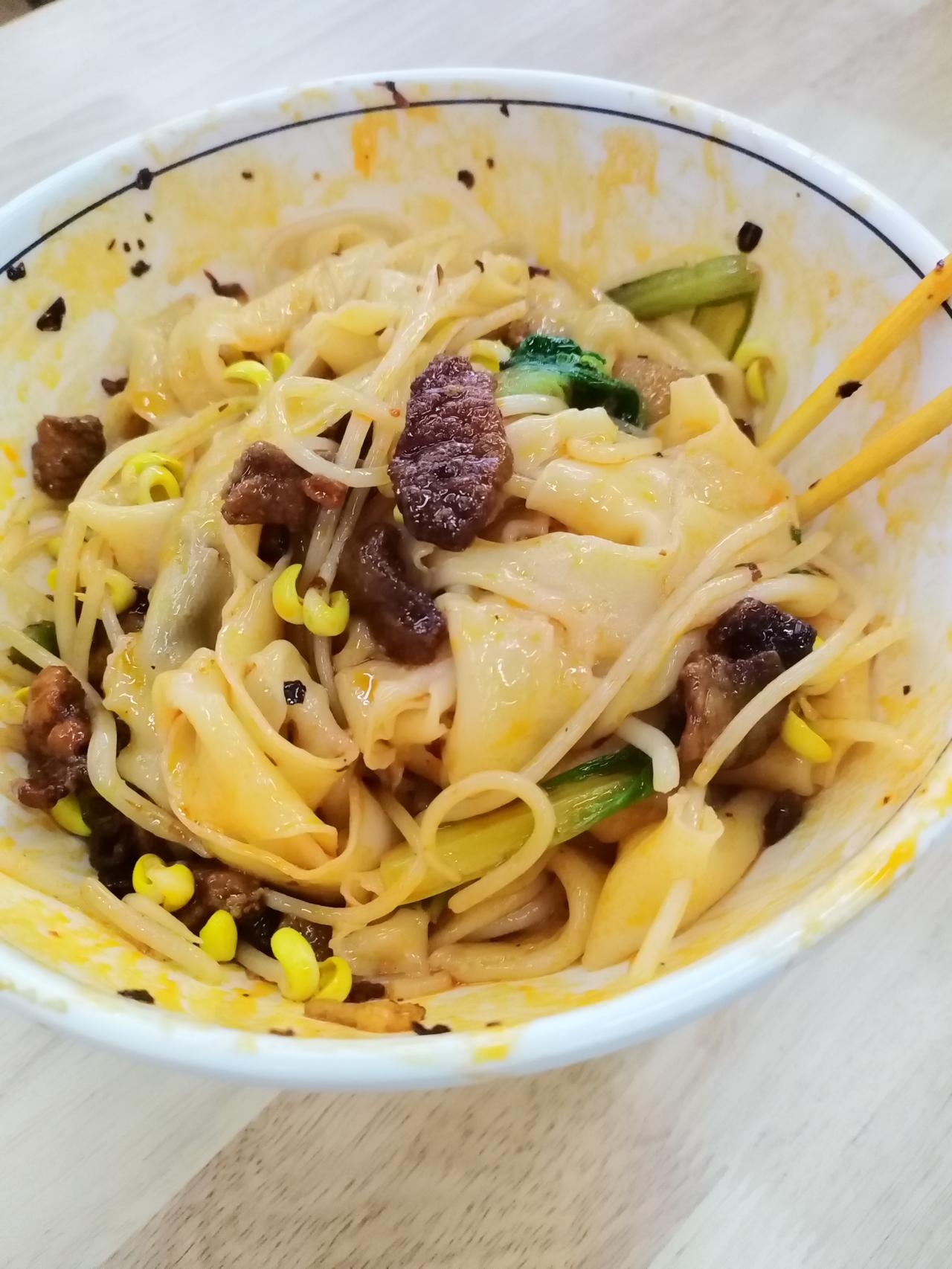 社区食堂这么一大碗肉臊子干拌扯面才10.8元，要的小份，端上来满满一大碗，搅都搅