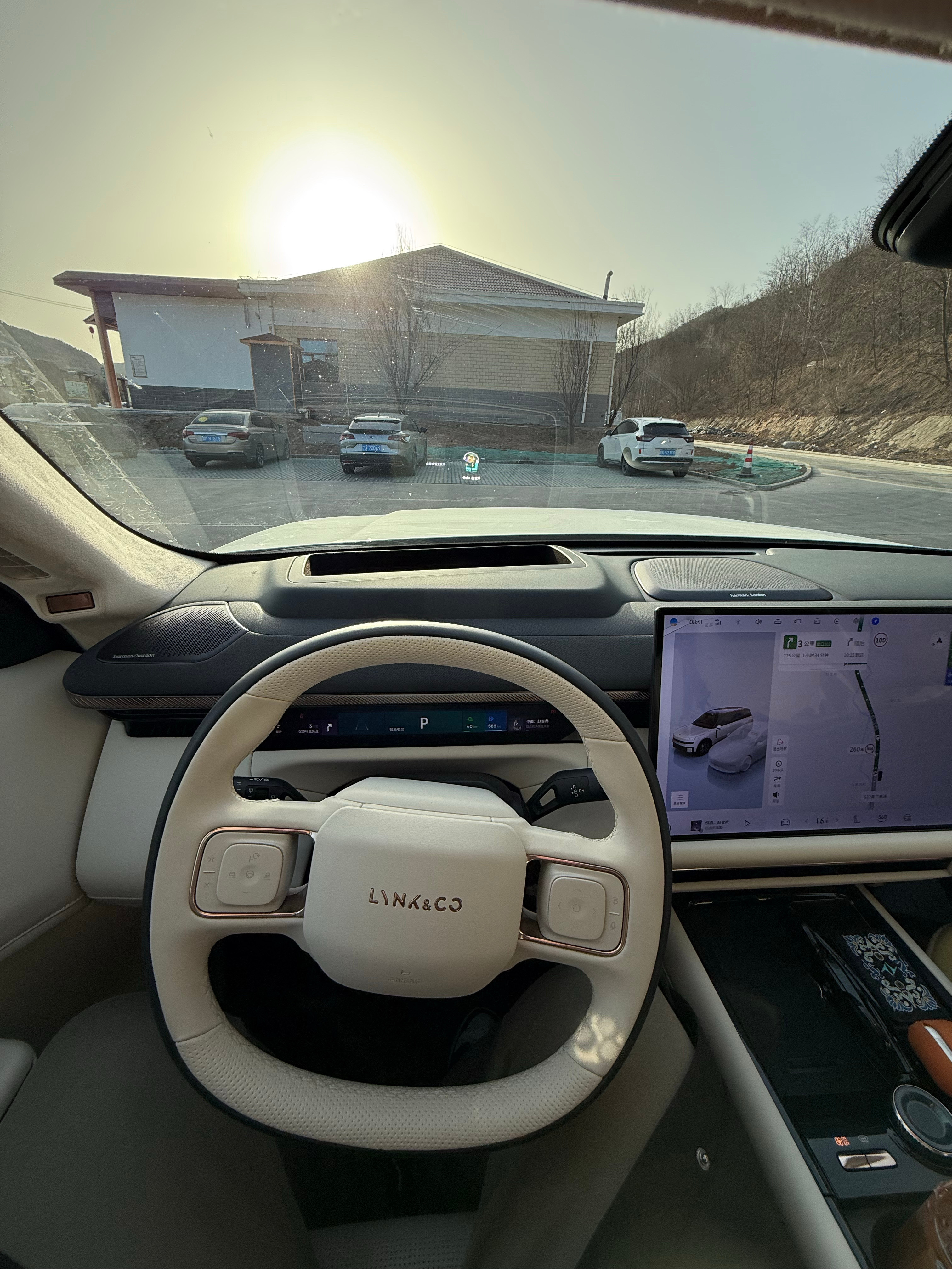 开着领克900到壶口瀑布了过年带着孩子，这车有几个优势明显。长途，插混续航无忧电