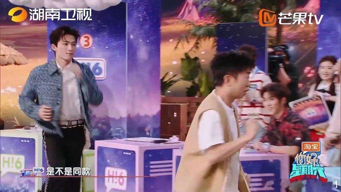 王星越正是看见奥特曼就兴奋的年纪哪个男孩子小时候没看过一集两集奥特曼呢？王星越正