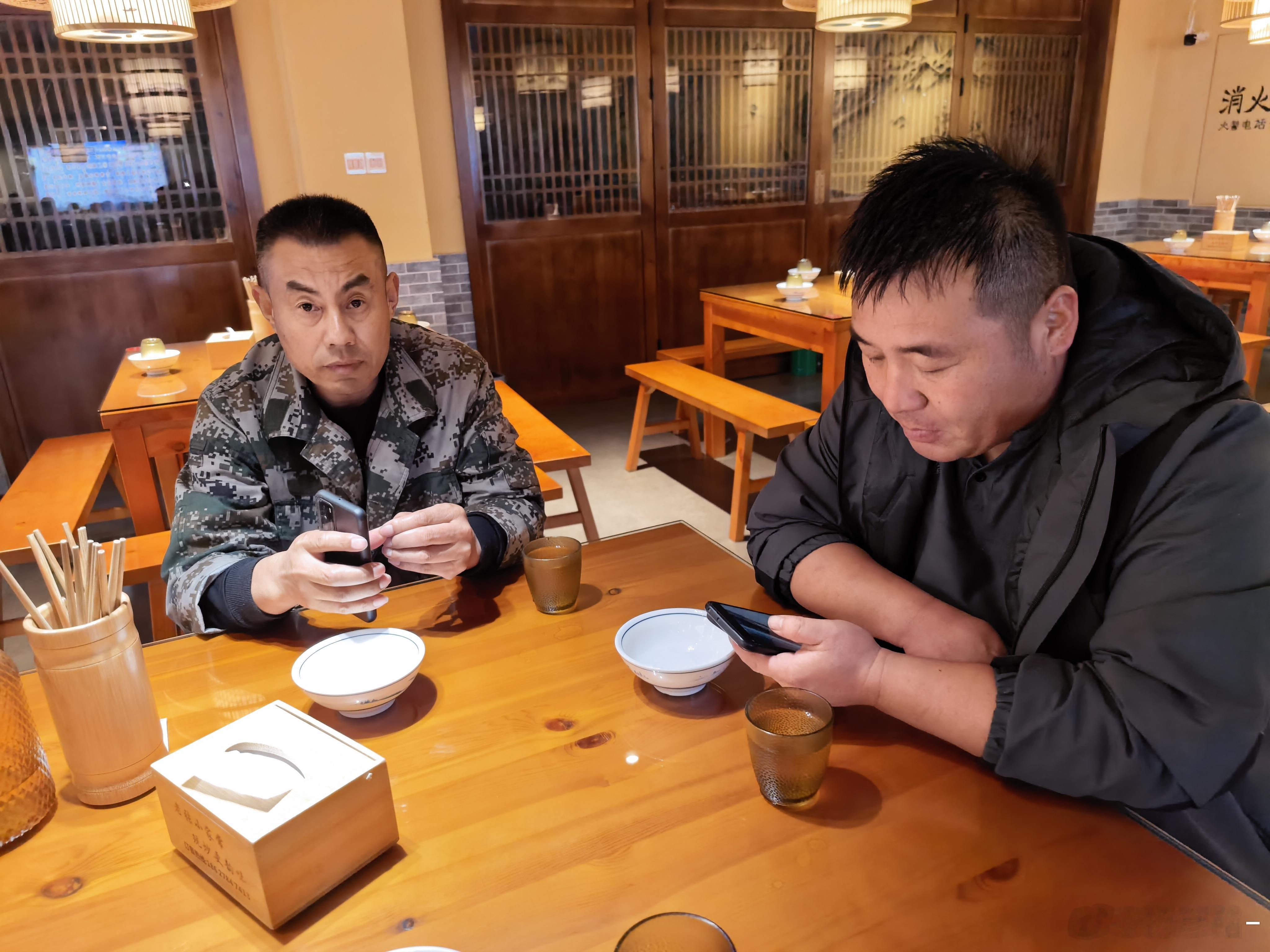 刚忙完，跟两位老板吃个小炒