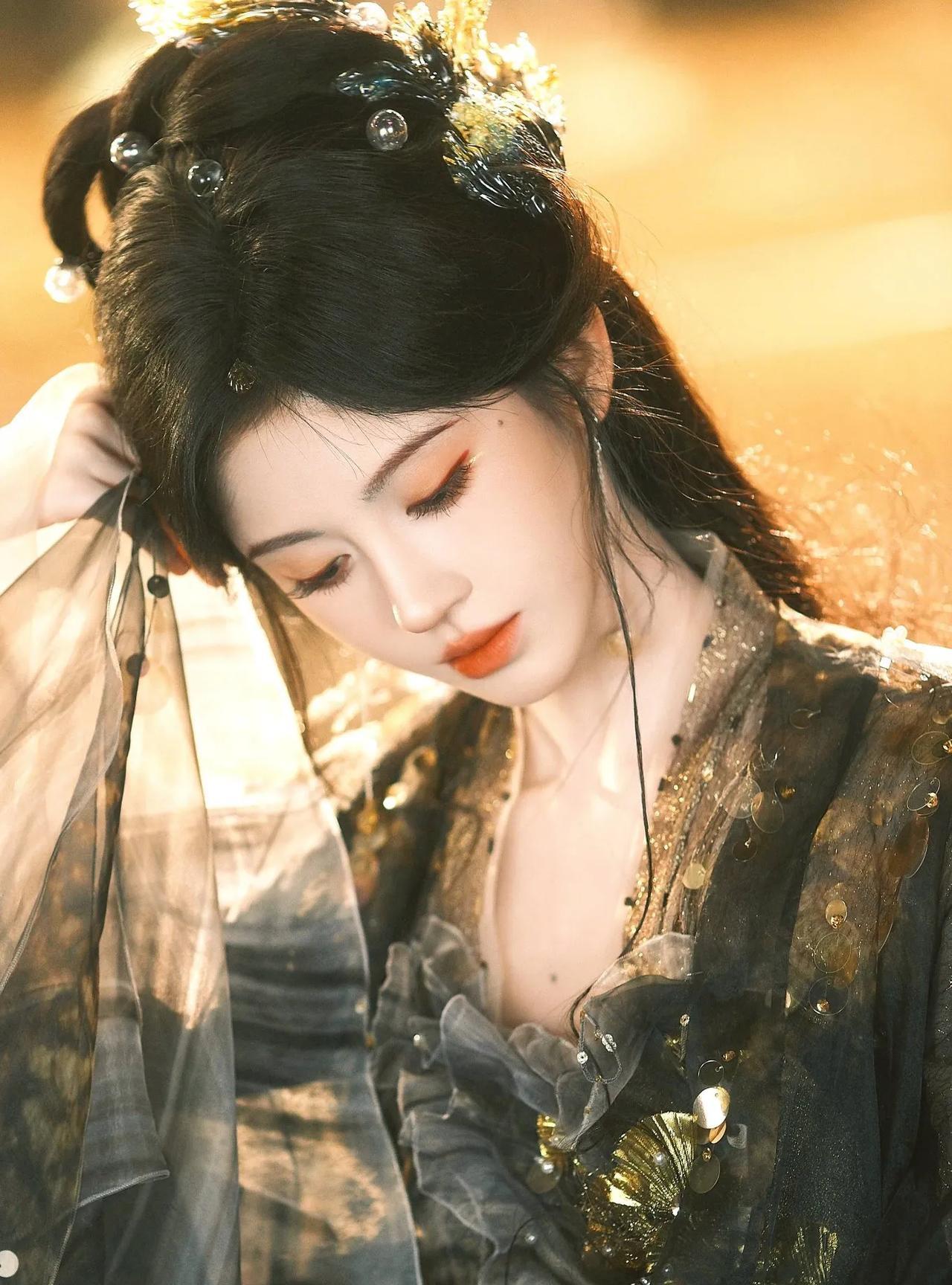 现在的鞠婧祎，才算得上真正的四千年美女，总能凭借一流的妆造惊艳众人！这