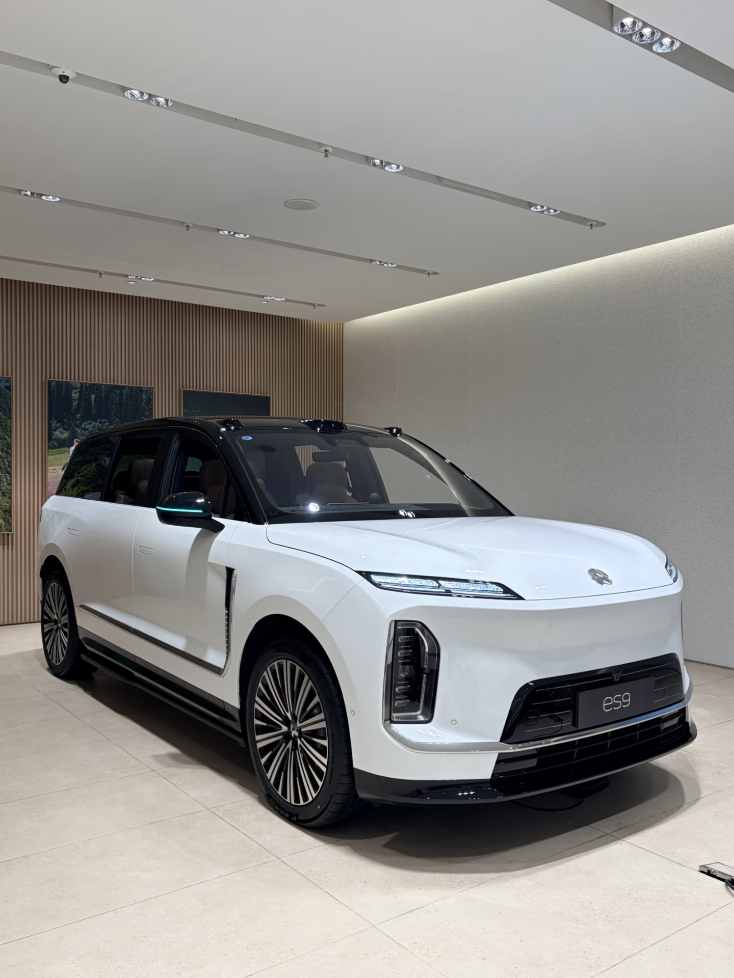 这次到蔚来门店试驾ES9，体验这台大型六座SUV。因为家里打算增购一台大车，方便全家出行，所以预约了