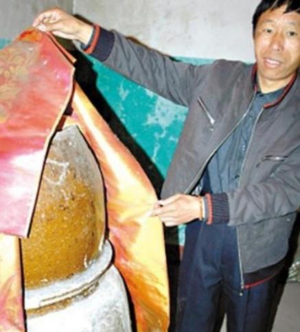 2000年，江西一位农民去世后，他的儿子将遗体放进大缸里，村民们纷纷批评他不孝，