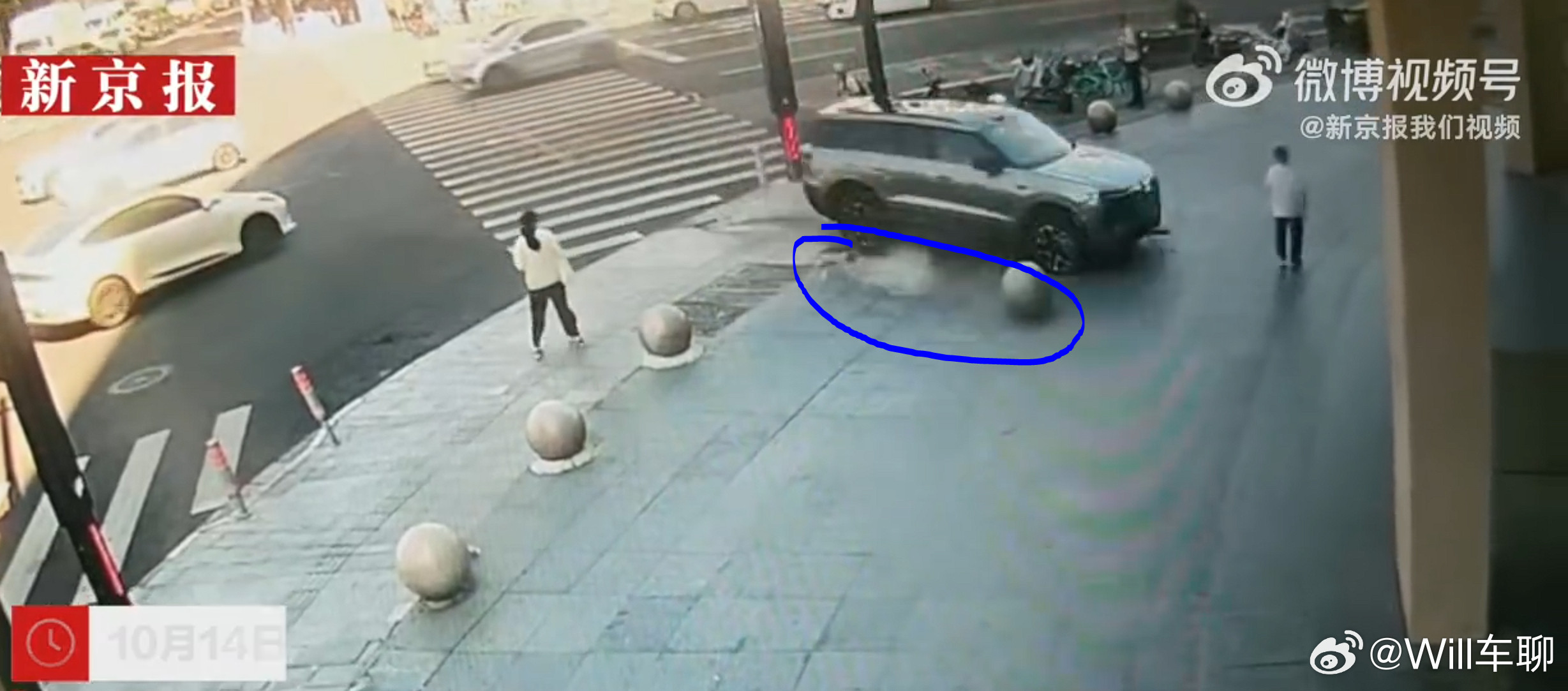 上海一试驾车冲上人行道撞飞路人感觉行人也很绝望，在行人道上走，旁边还有那种拦路