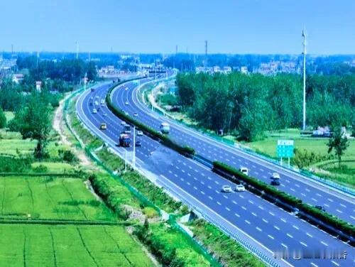 京沪高速山东段实施四改八改扩建比江苏早，这一点必须给山东点赞。京沪高速山东段分为