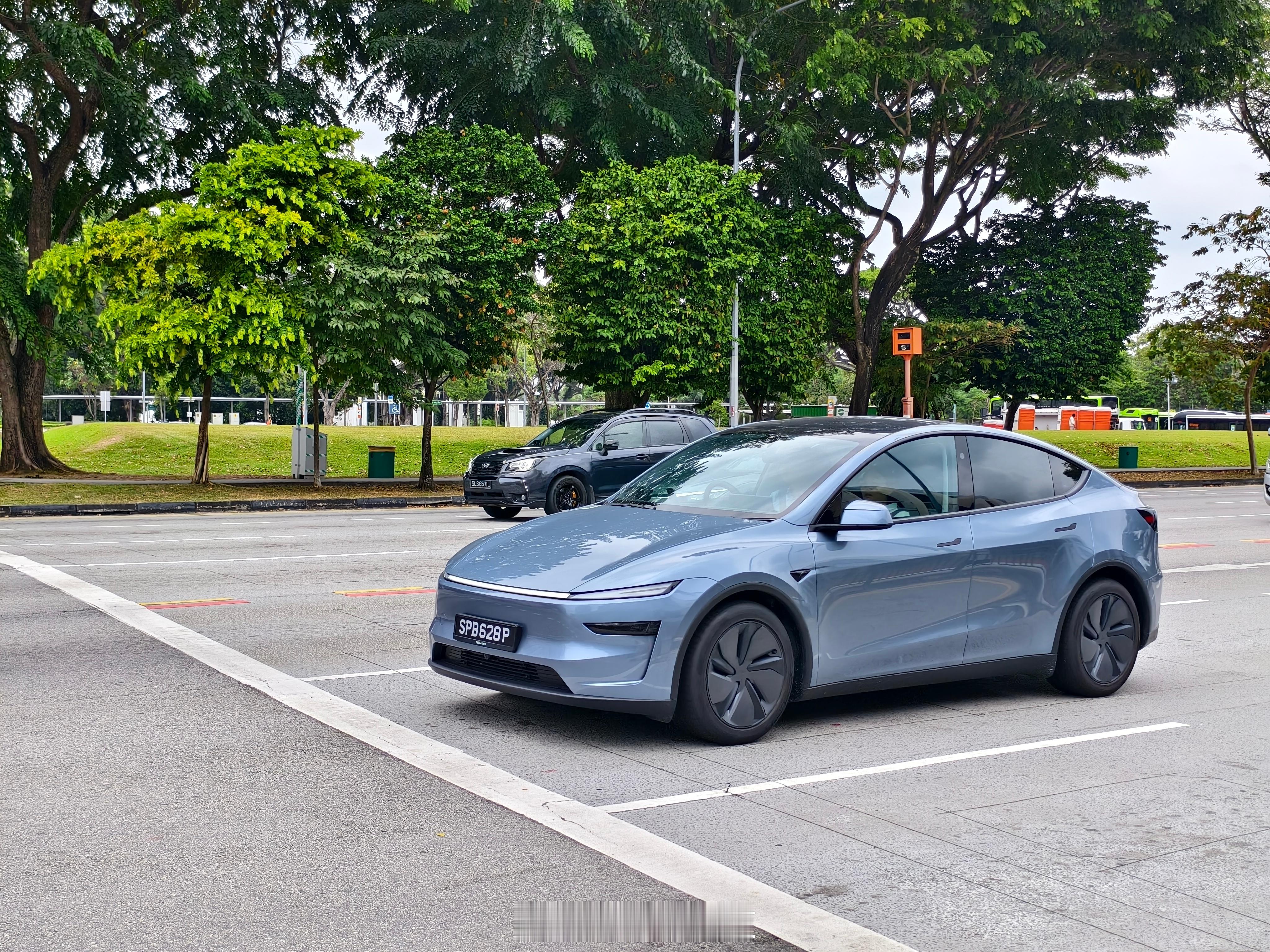 新加坡🇸🇬路上偶遇一辆特斯拉ModelY焕新版，第一眼差点没认出来，这车牌