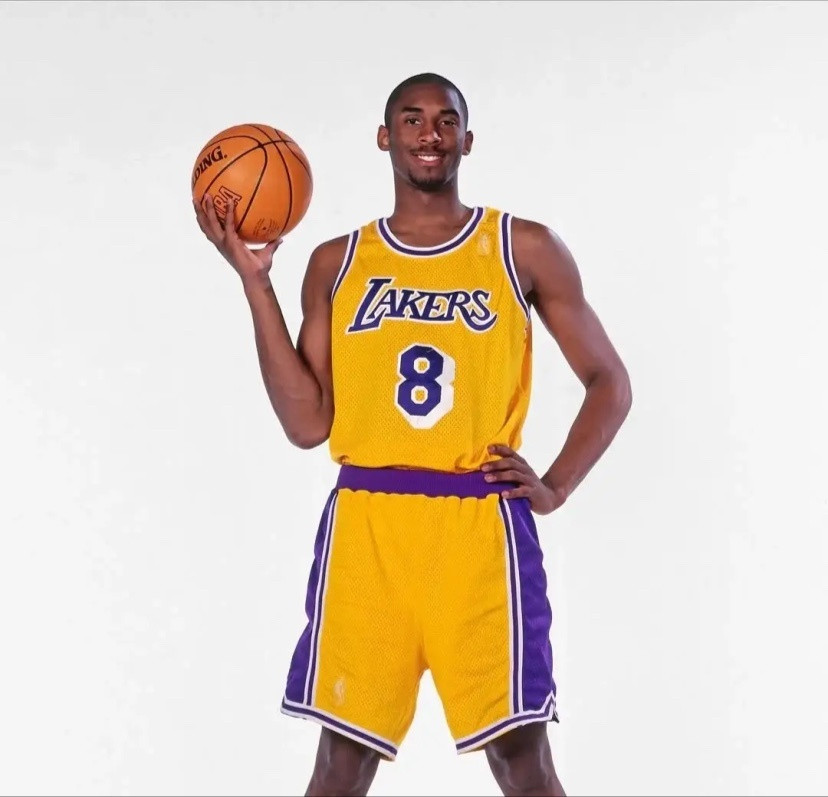 那时的科比——风华正茂那时的科比——青春正年少，有些恣意，有些疯狂，有些傲慢，有