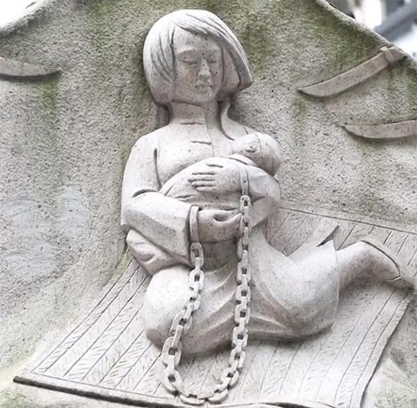 1928年，王月贞因叛徒出卖被捕。临刑前，王月贞从亲人手中接过仅4个月大儿子，在