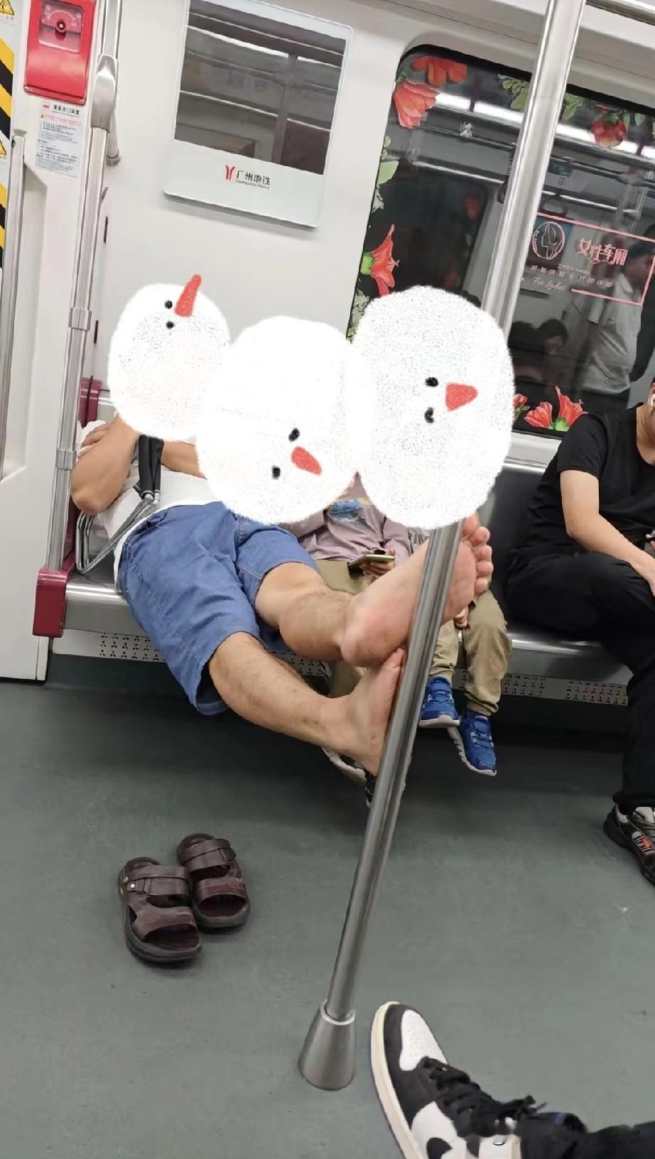 广州地铁这一幕看吐了！大哥脱鞋拿脚缠扶手!谁坐地铁没被“迷惑行为”创过？广