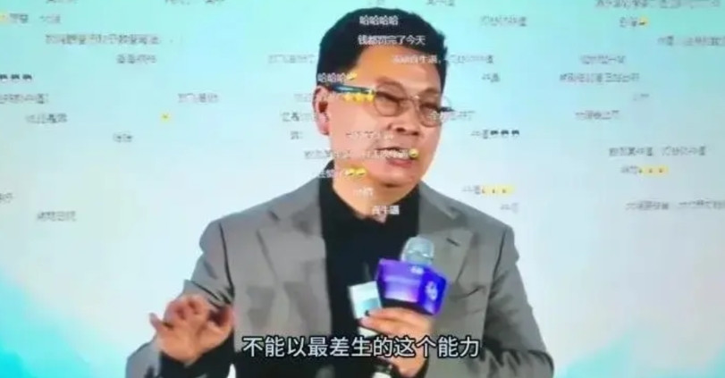 余大嘴太敢说了！助理在下面都摆手示意不能说了，他还要说！在今天深圳未来汽车先行者
