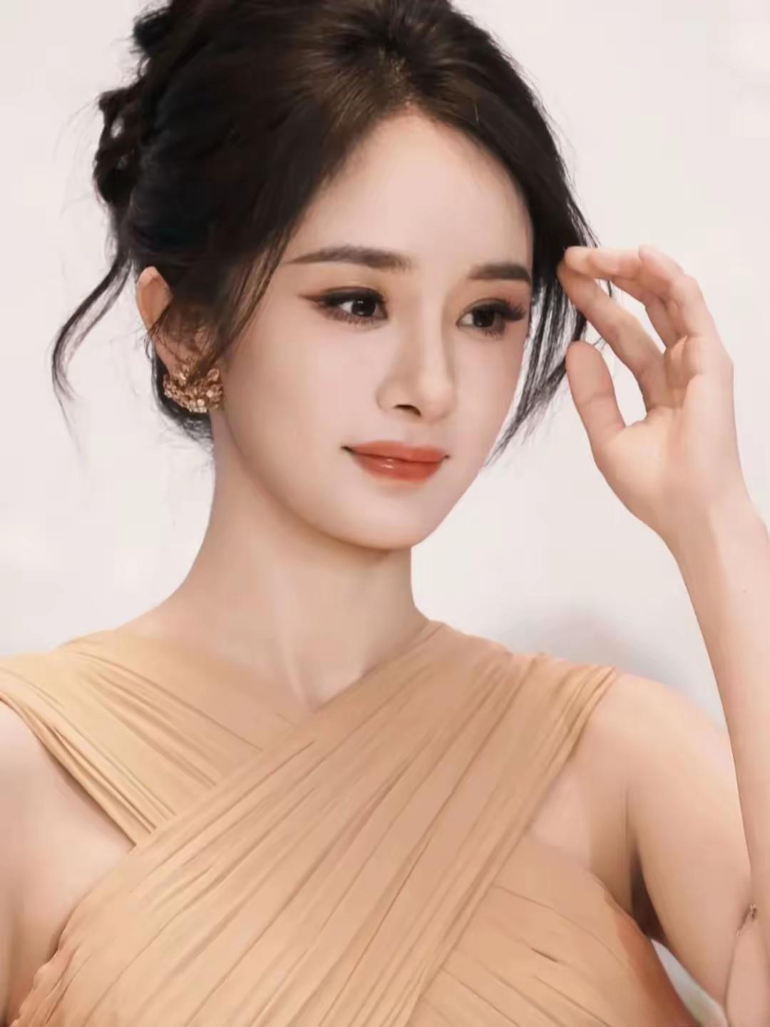 杨幂的美自带辨识度：灵动狐眼藏着星辰，高挺鼻梁撑起骨相，最是那独一份月牙笑，甜而