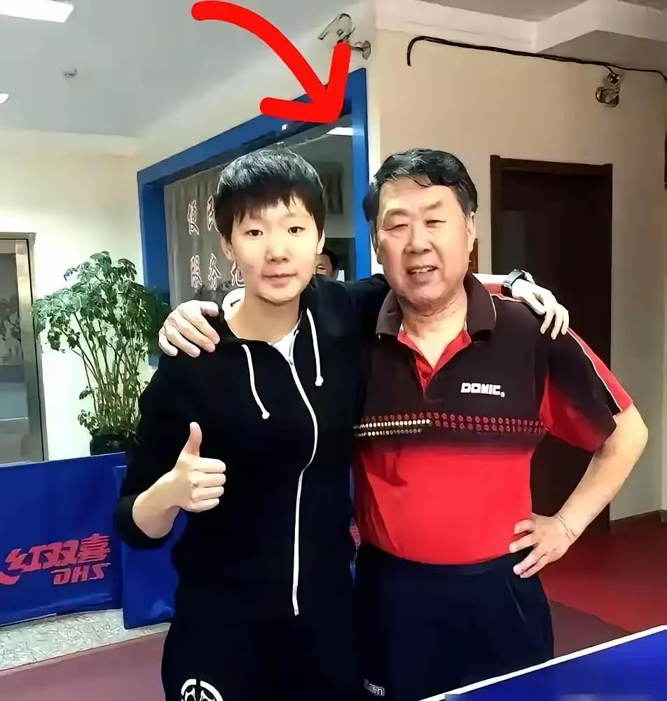 奥运冠军王曼昱送79岁启蒙教练一台车，老爷子死活不要，撂下一句话让她当场红了眼。