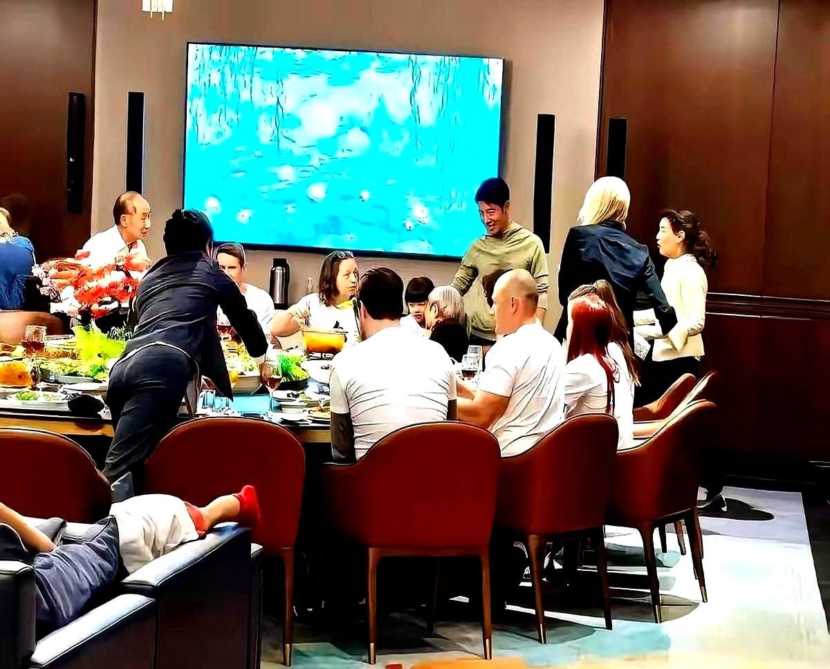 跨国婚姻里，女婿比儿子还靠谱是种什么体验？撒贝宁刚拿完五一劳动奖章，就立刻飞