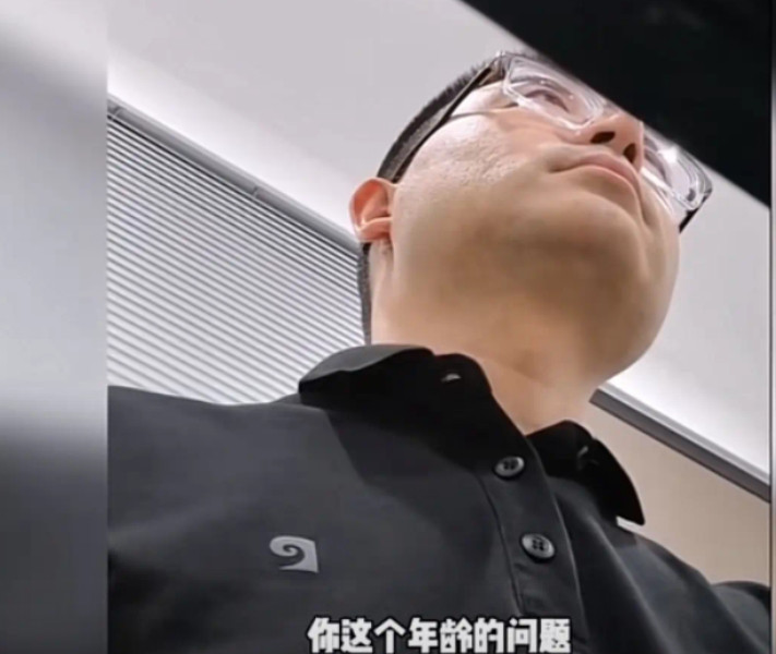 男子被公司通知初试过了，他被邀请过去参加复试。男子精心打扮了一番，坐了3个小时公
