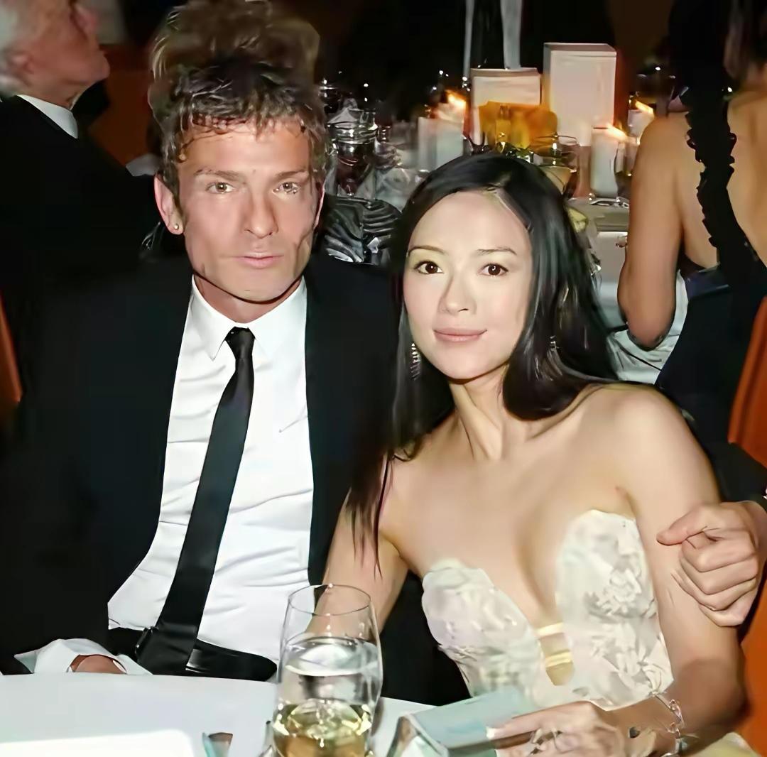 章子怡曾经与以色列富豪艾维-尼沃恋爱三年，2008年准备订婚。结果章子怡发现艾维