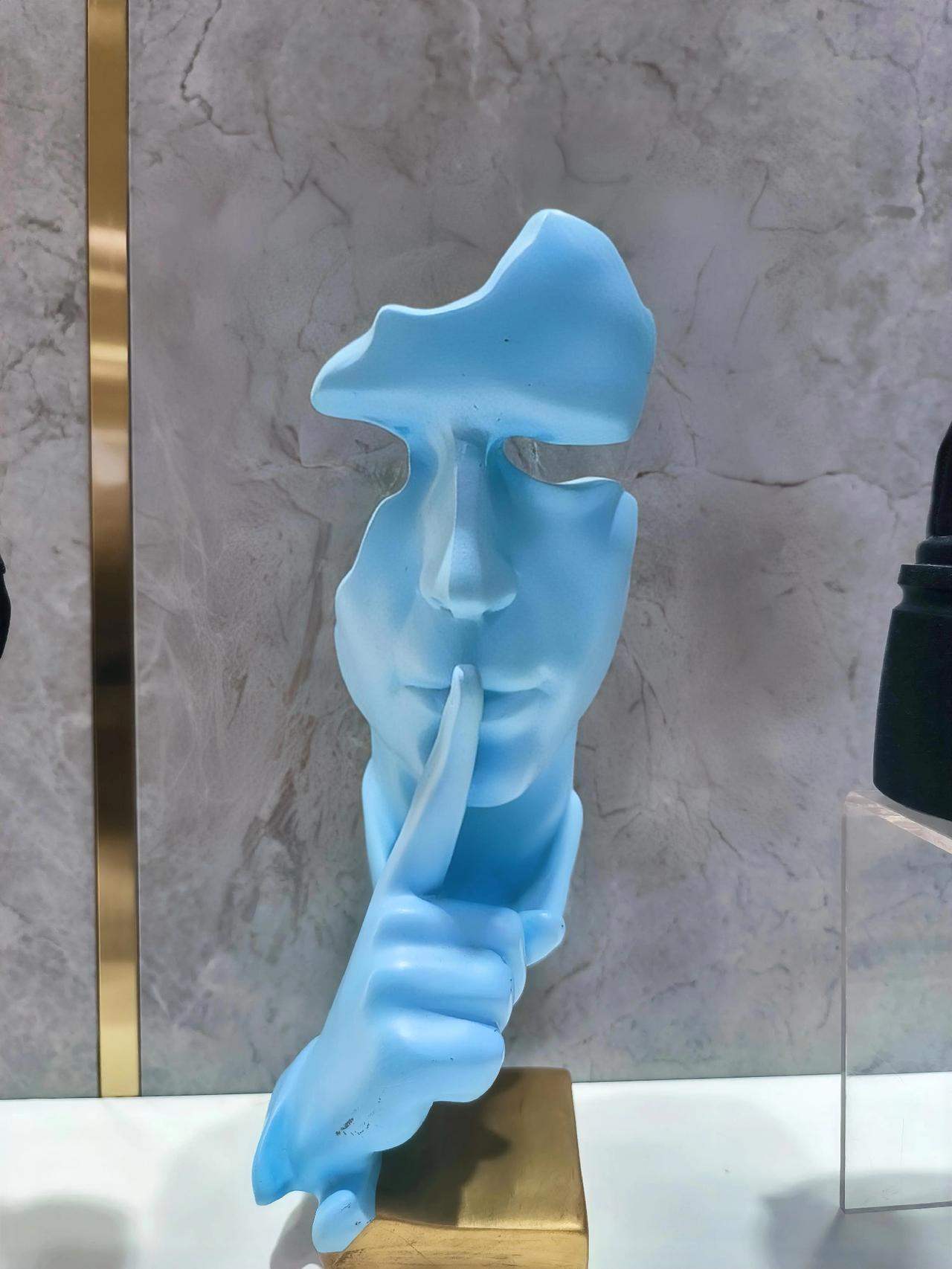 一位年轻的乡镇中学校长在网上说起了学校管理，他说现在学校特别困难，存在着两大问题