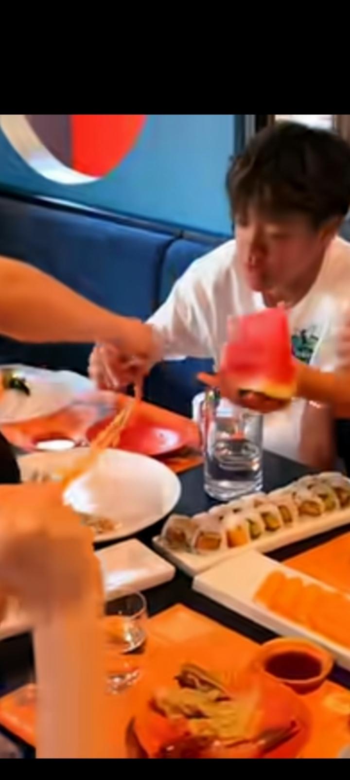 巴西足球很厉害，他的孩子们多数来自贫民窟。没有海参，白斩鸡，也没有比亚迪的7