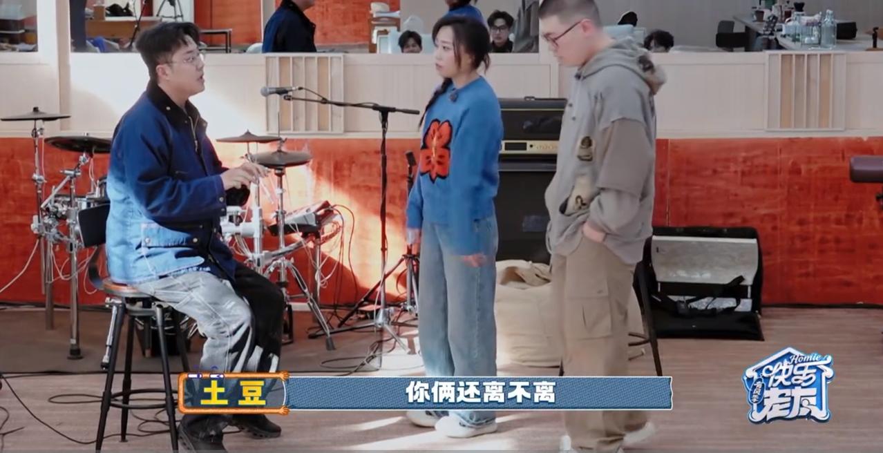 张远突然来这么一手，王栎鑫都被整懵了，苏醒突然惊到站起来了。喜剧演员在