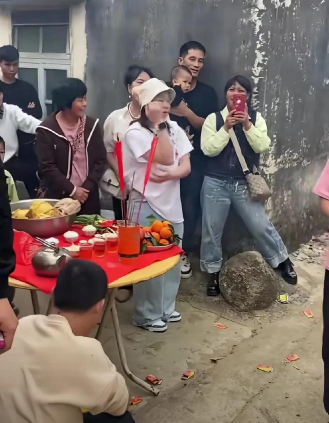 中国跳水从来不缺冠军缺的是传奇!有网友晒出元宵节全红婵出席了家乡的民俗文化照