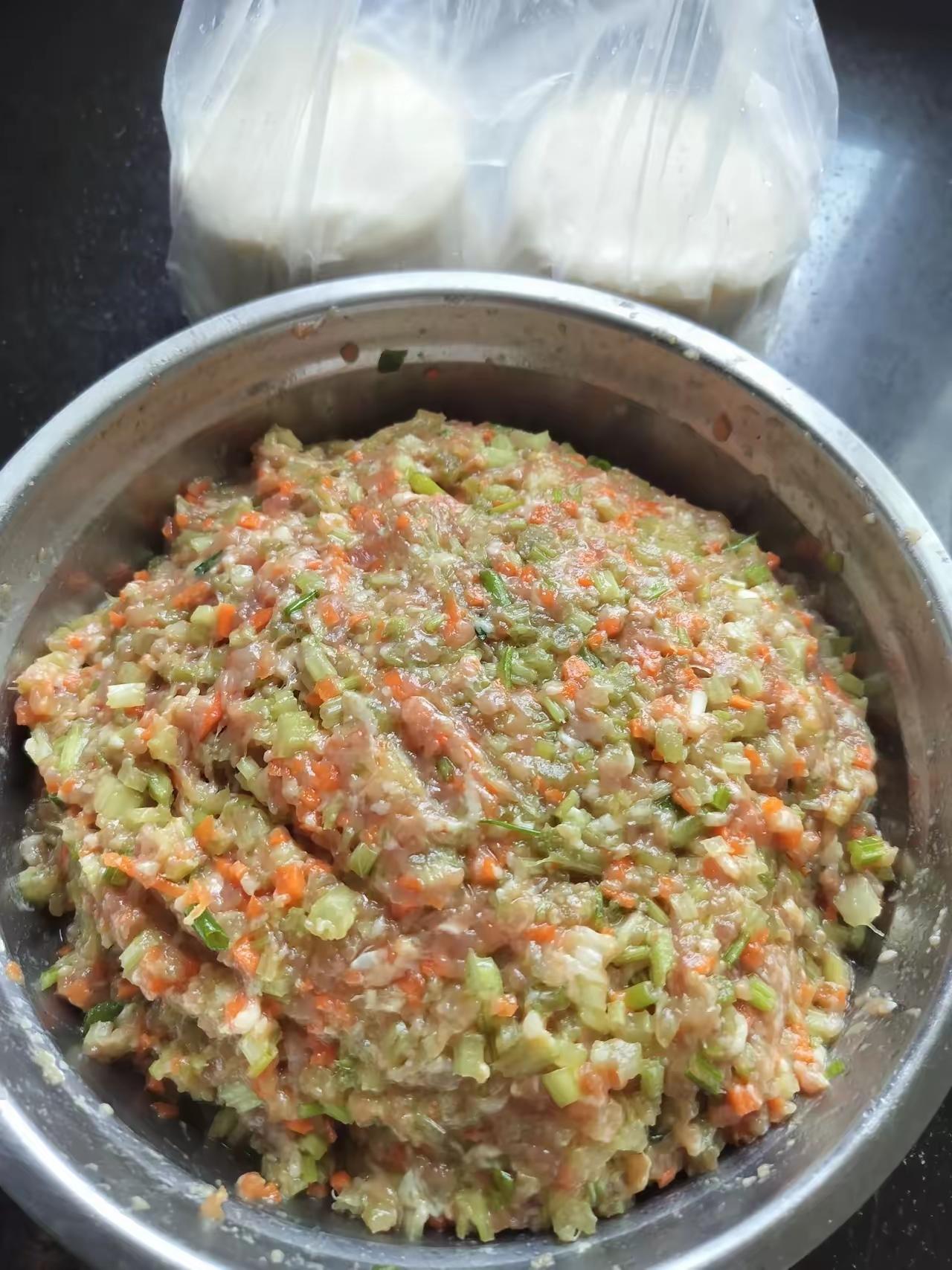 在小区找个小时工，给两位老人做饭，饺子馅我用手抓的，阿姨看到哦了一声，说我的个天