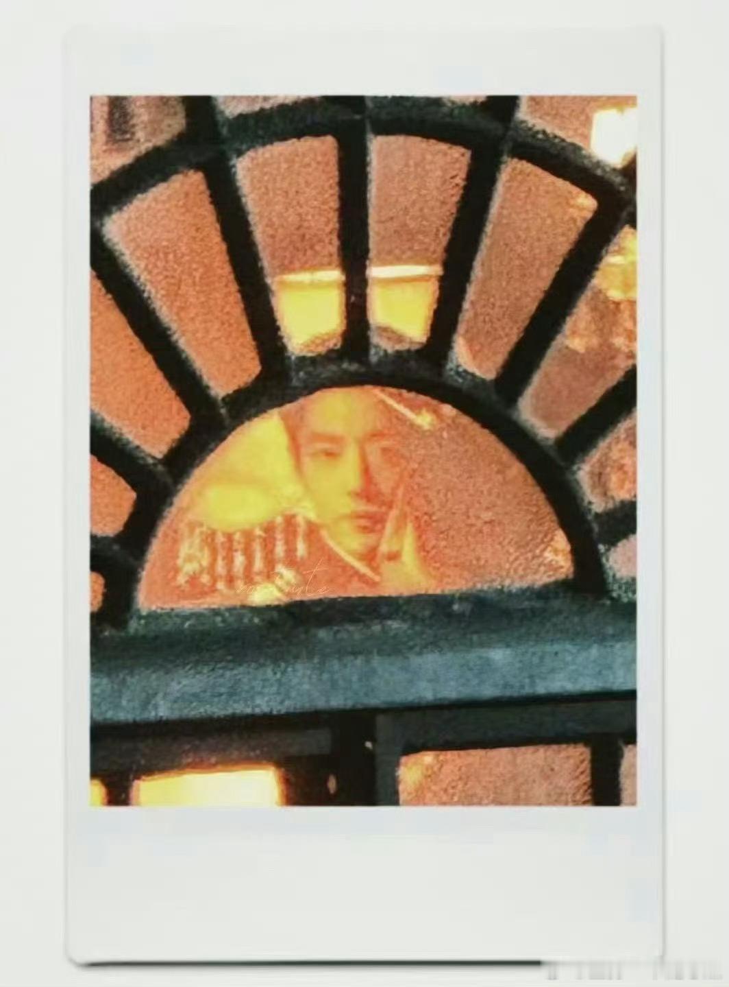 特别像胭脂盒上人像图案感觉，果然是很民国风格！​​​