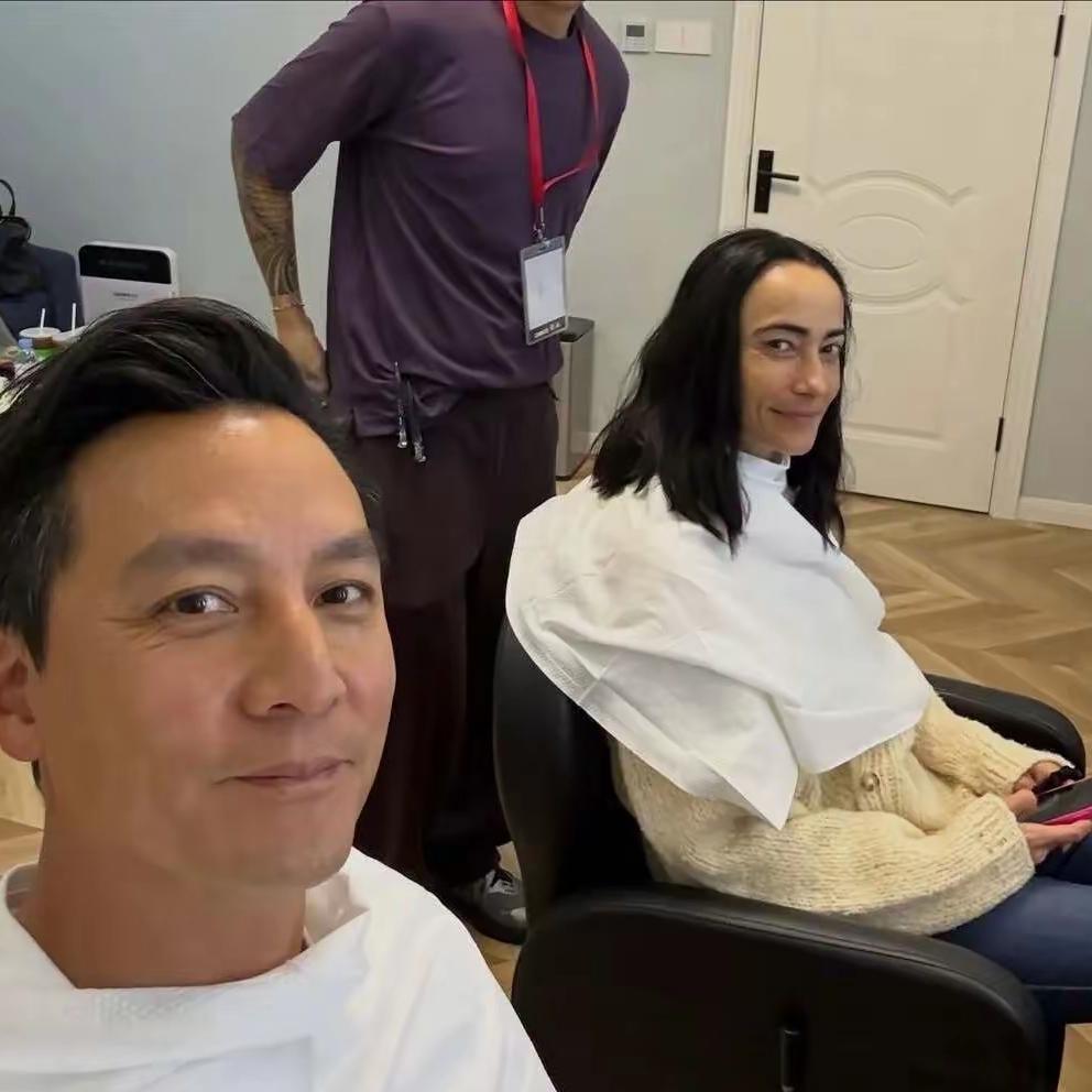 吴彦祖的眼光也是很迷了，居然放出这样一张他老婆丑照。不仔细看，我还以为照片里