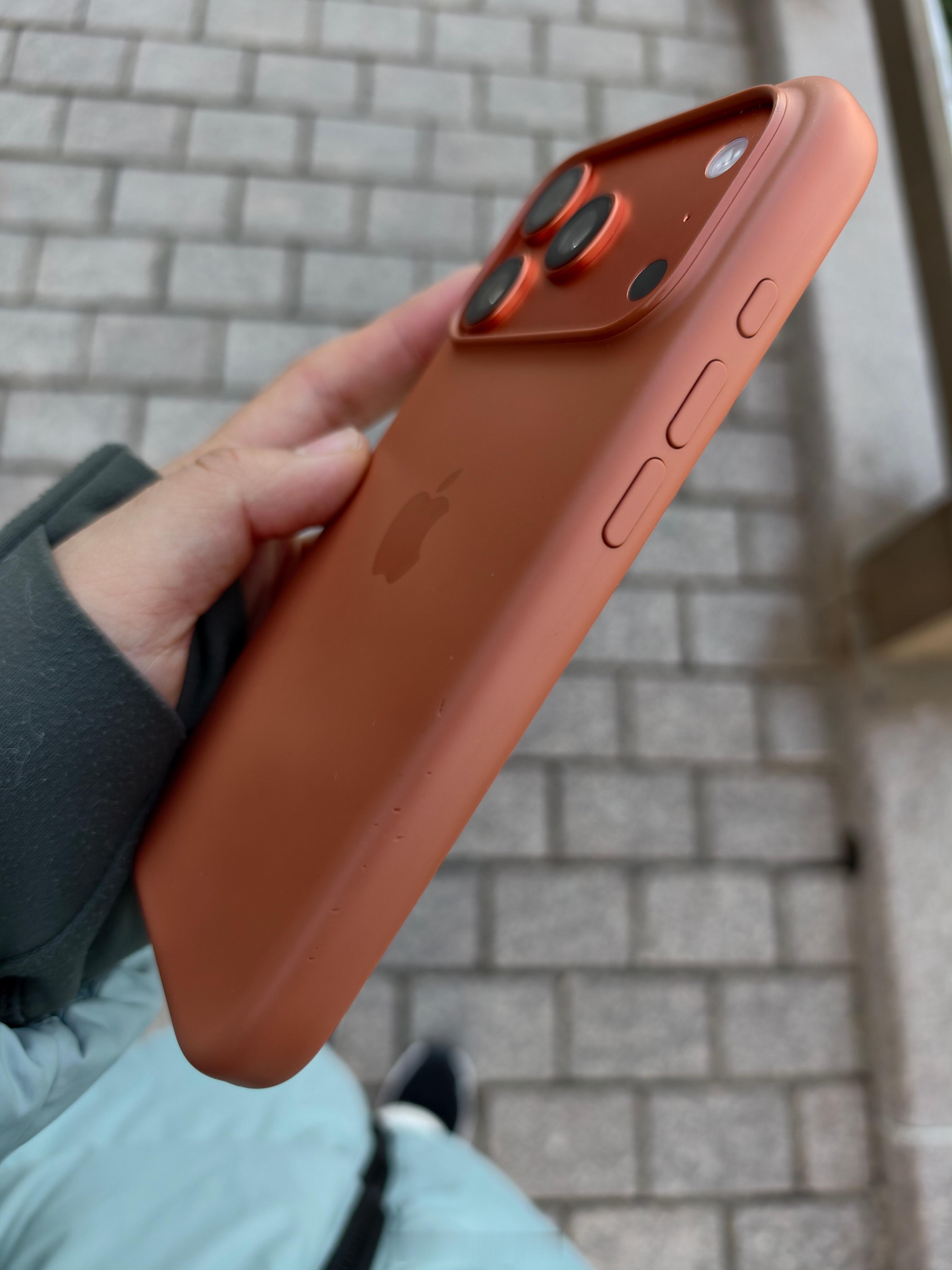 iPhone17Pro首摔任务达成但是带壳了哈哈哈前几天直接摔地上了还是在健