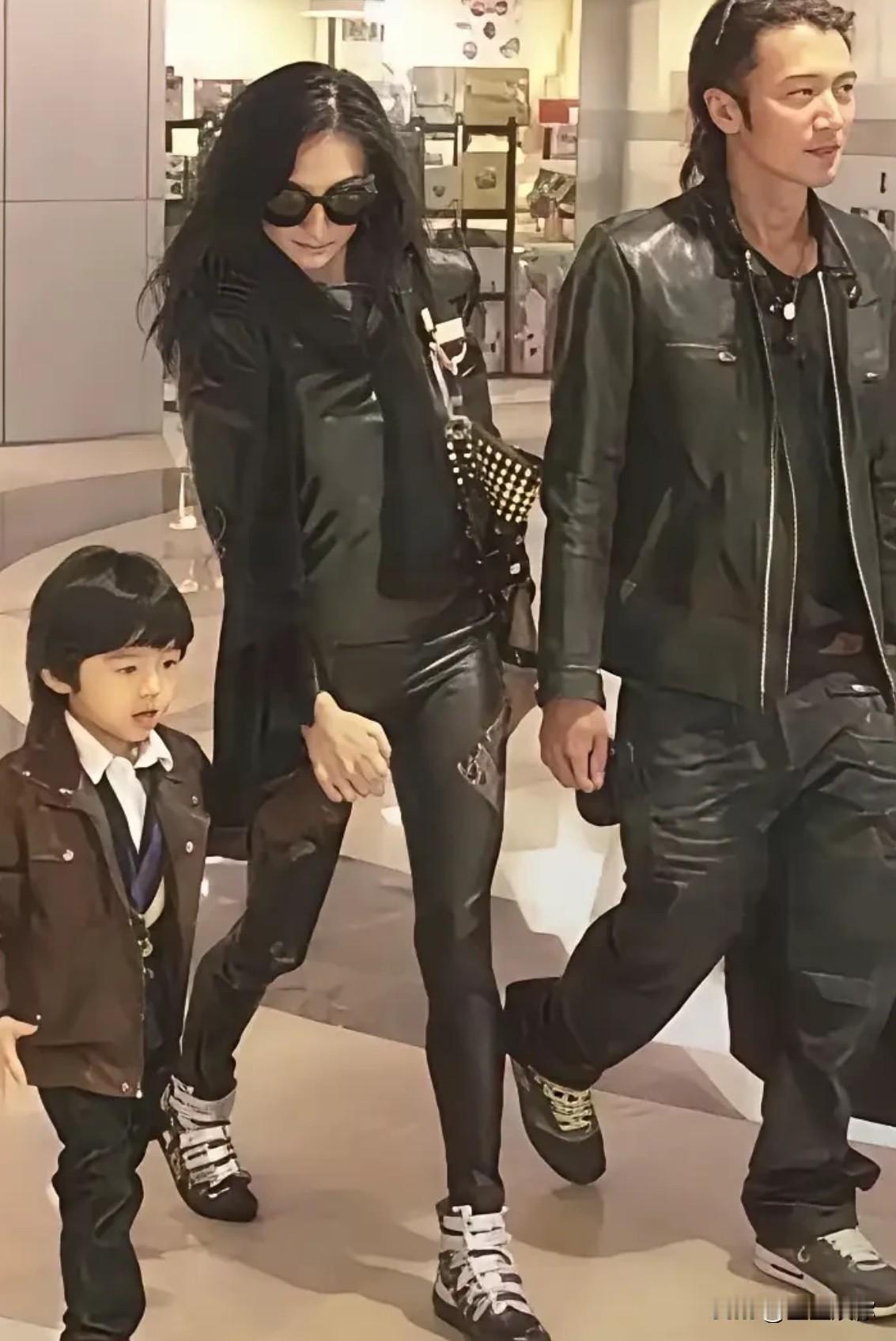 谢霆锋每次和张柏芝带小孩出场都是一副很疲倦的样子，跟王菲在一块则相反。人到中