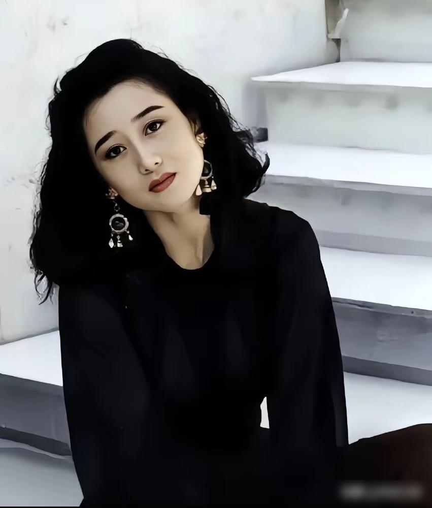 利智长相普通？你根本没看懂。当年李连杰哪是“神魂颠倒”，分明是做了一场最冷酷的“