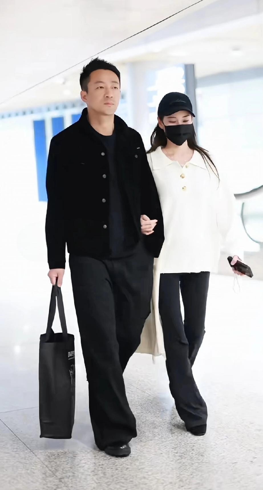 汪小菲虽然不能直播了，但人气还是很旺，还有媒体愿意拍他。他今天与马筱梅抵达北