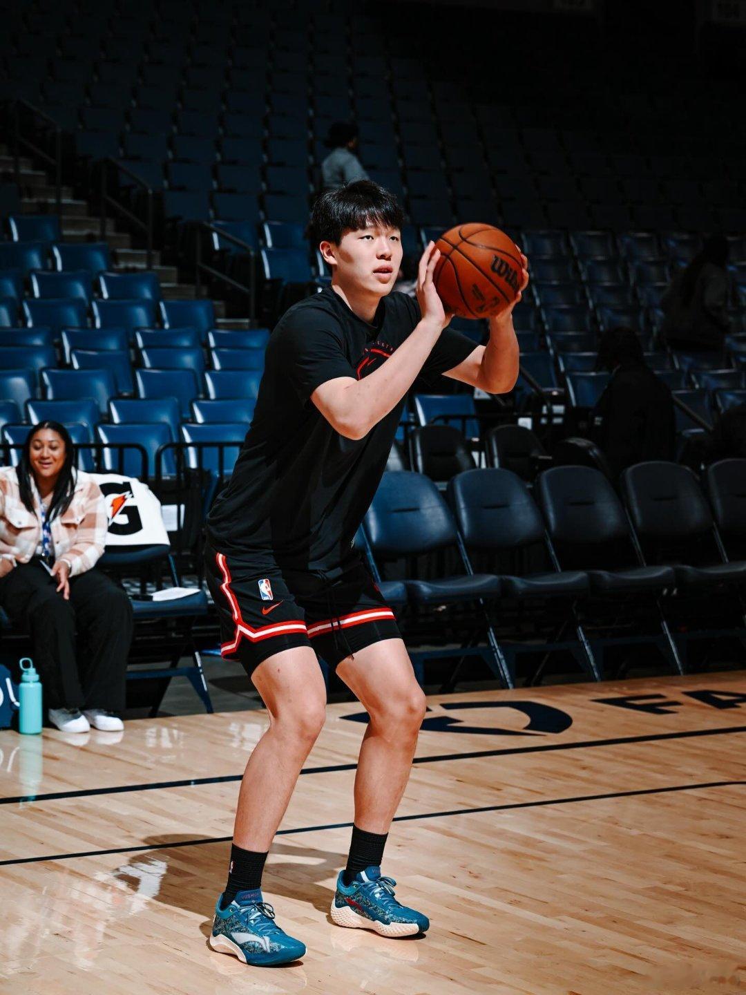 上半场8分钟4犯被换下了下半场还剩两个看看怎样最大化杨瀚森