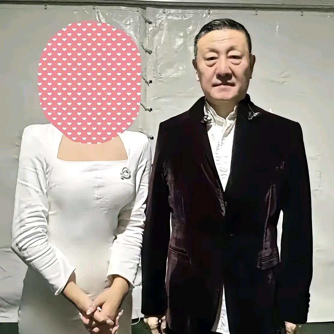 韩磊这事真的越想越不值！54岁的人了，一把年纪本该稳坐“老艺术家”位置，结果因为