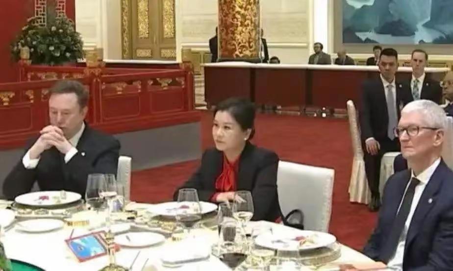周群飞从深圳打工妹到与库克同桌，这条路上埋着多少"血汗"真相？网上一片赞叹，说