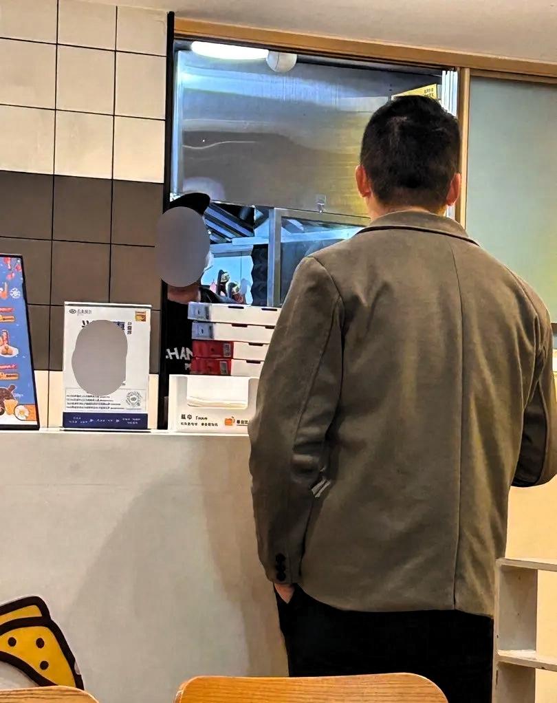 感觉这位父亲要裂开了。带小孩去吃披萨，结果在店里全程吃了个大瓜。这位父亲