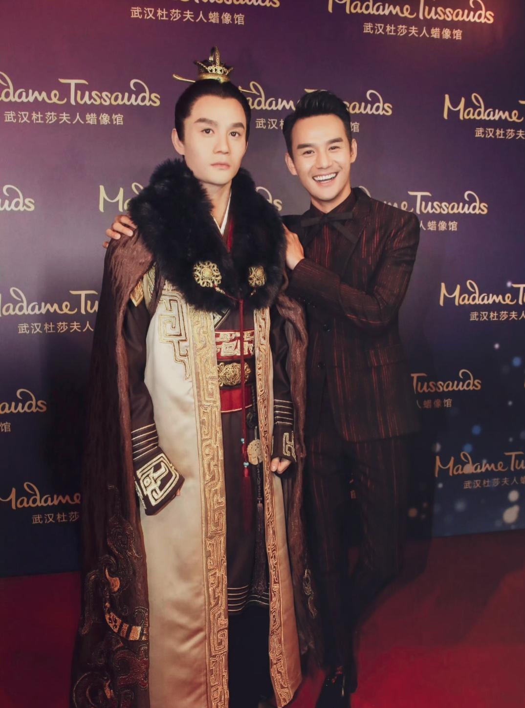 王凯与自己的蜡像合影，会不会被自己帅晕！哈哈！其实本人更帅呀！#王凯#