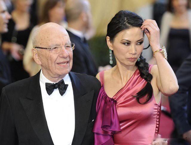 邓文迪也是通过两段婚姻，拿到了想要的东西。不过邓女士拿到的是绿卡、大量的钱、社会