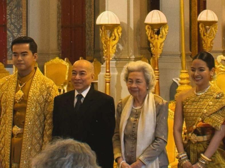 这是柬埔寨的西哈莫尼国王前几天主持侄女婚礼的相片。西哈莫尼国王出生于1953年