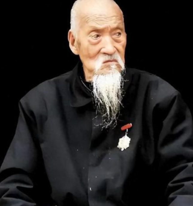 1942年秋，太行山深处，司凤梧被十四个日军包了饺子，前有刺刀，后有枪口，一脚踩