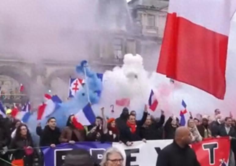 法国街头怒吼：泽连斯基、马克龙、冯德莱恩还钱！谁掏空了法国？法国街头的动静闹