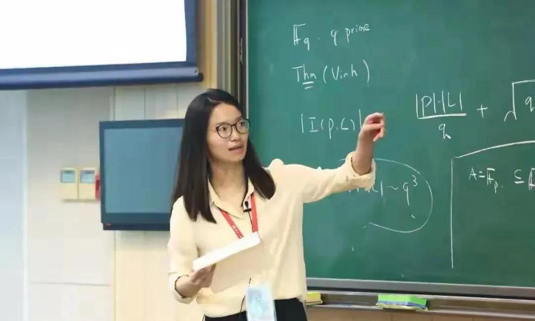 这两天数学家王虹，突然冲上了热搜，让人感觉她比韦东奕厉害，于是大家将她和韦东奕相