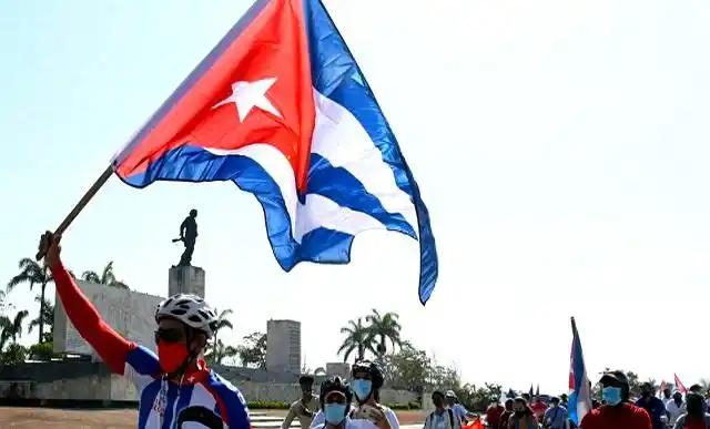 ☁古巴这个国家已经乱套了，现在街上都是抗议的人，他们的口号只有一个，就是要