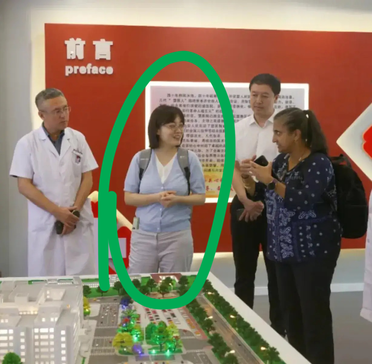 网友挖到一张谷医生2024年的照片，谷医生受邀到内蒙古医院交流，照片中可