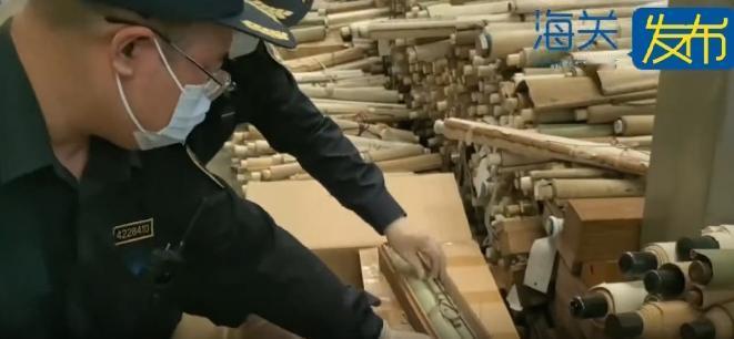 立案了！青岛一海关，工作人员对一批进口的字画进行查验，发现字画的卷轴头不对劲，这