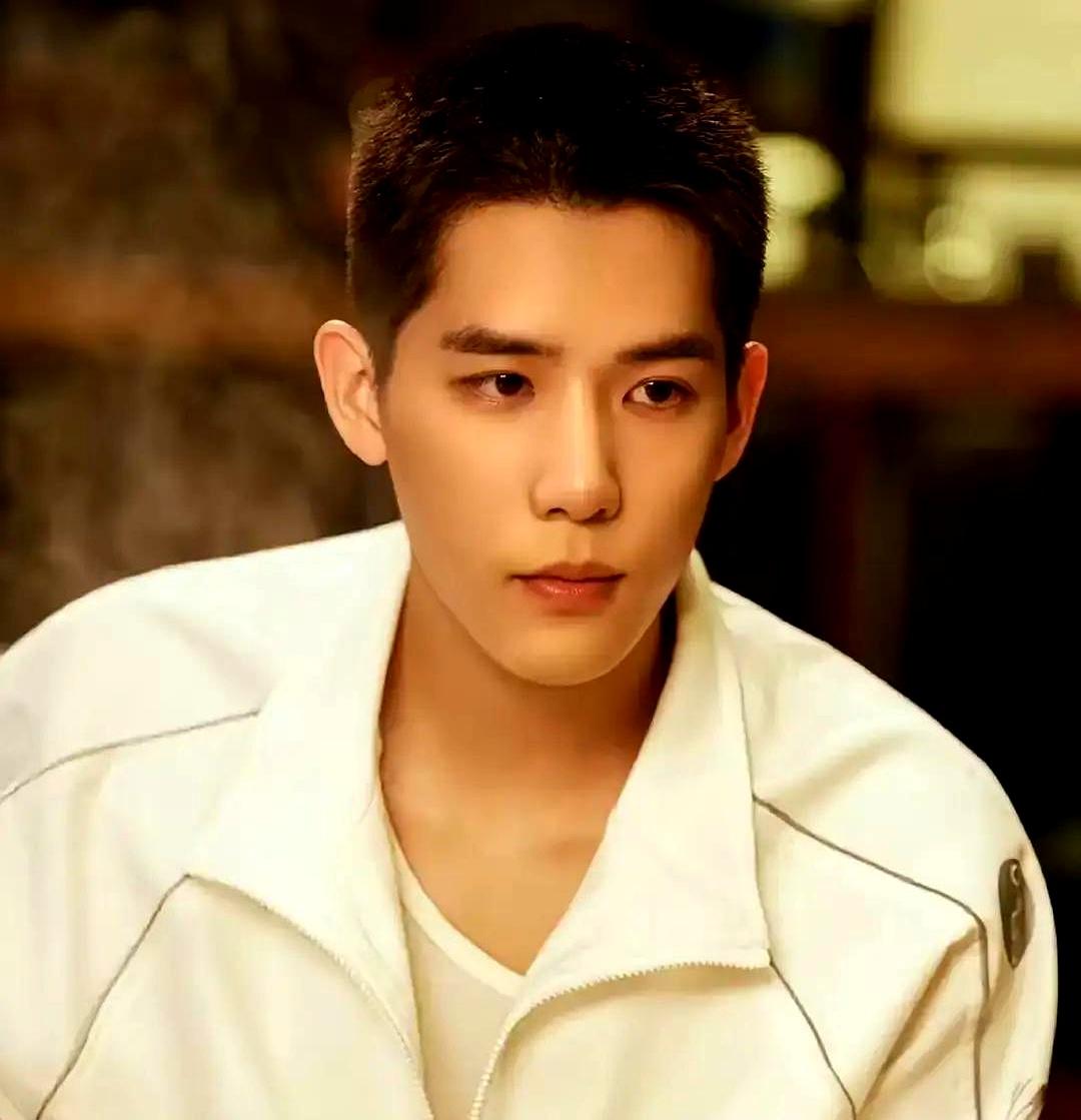 《现在就出发3》里，王安宇一开口，沈腾直接闭嘴转头，心率飙到140，脸都白了。