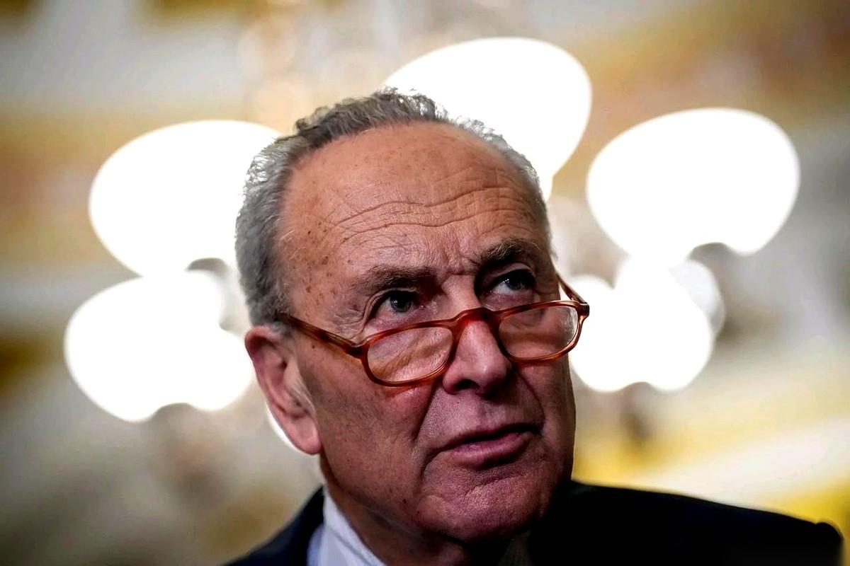 直接拿整个政府当人质了。就因为一个州里头，特工执法那点事儿。你们敢信？民主