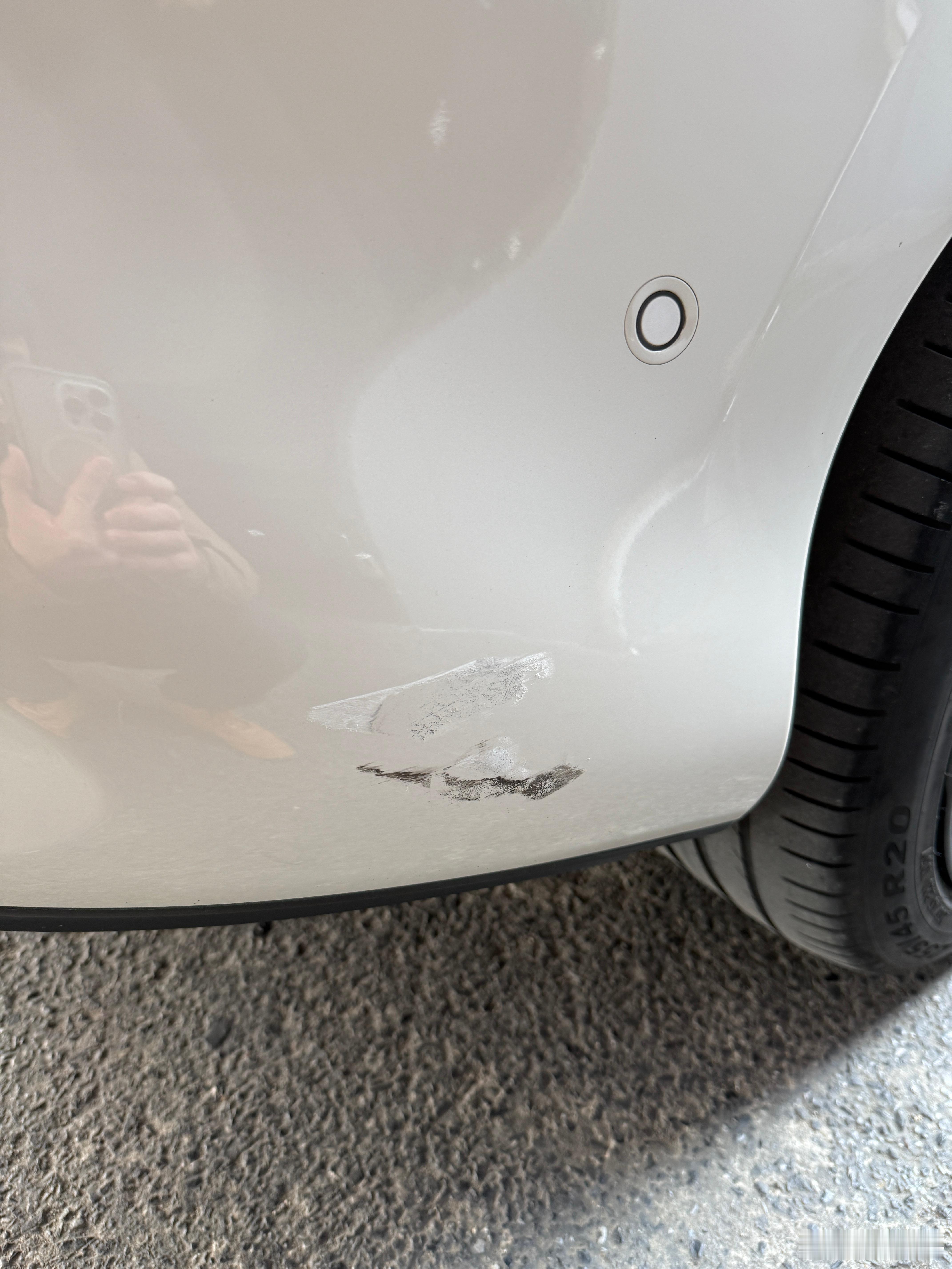 如果你旁边是位大龄女司机，即使你觉得变道空间够，也等等吧。因为她有可能刹不住，喜