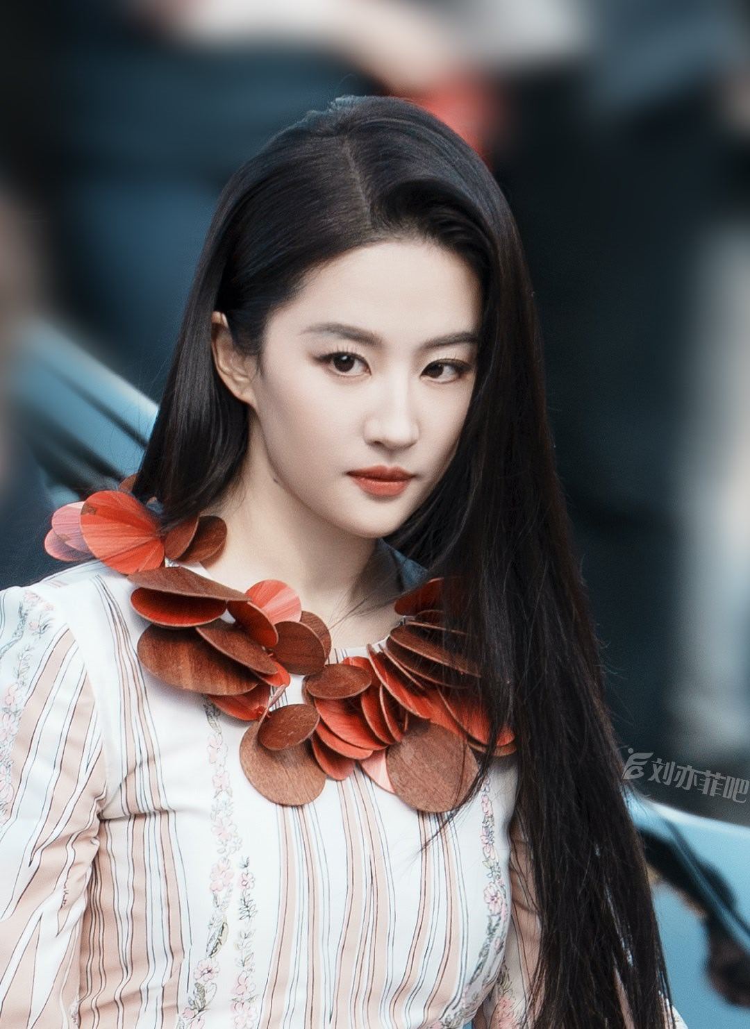 刘亦菲看秀飞吻有人管管吗？要被这个LV地广铺满全球的刘亦菲的下颚线划伤了啦